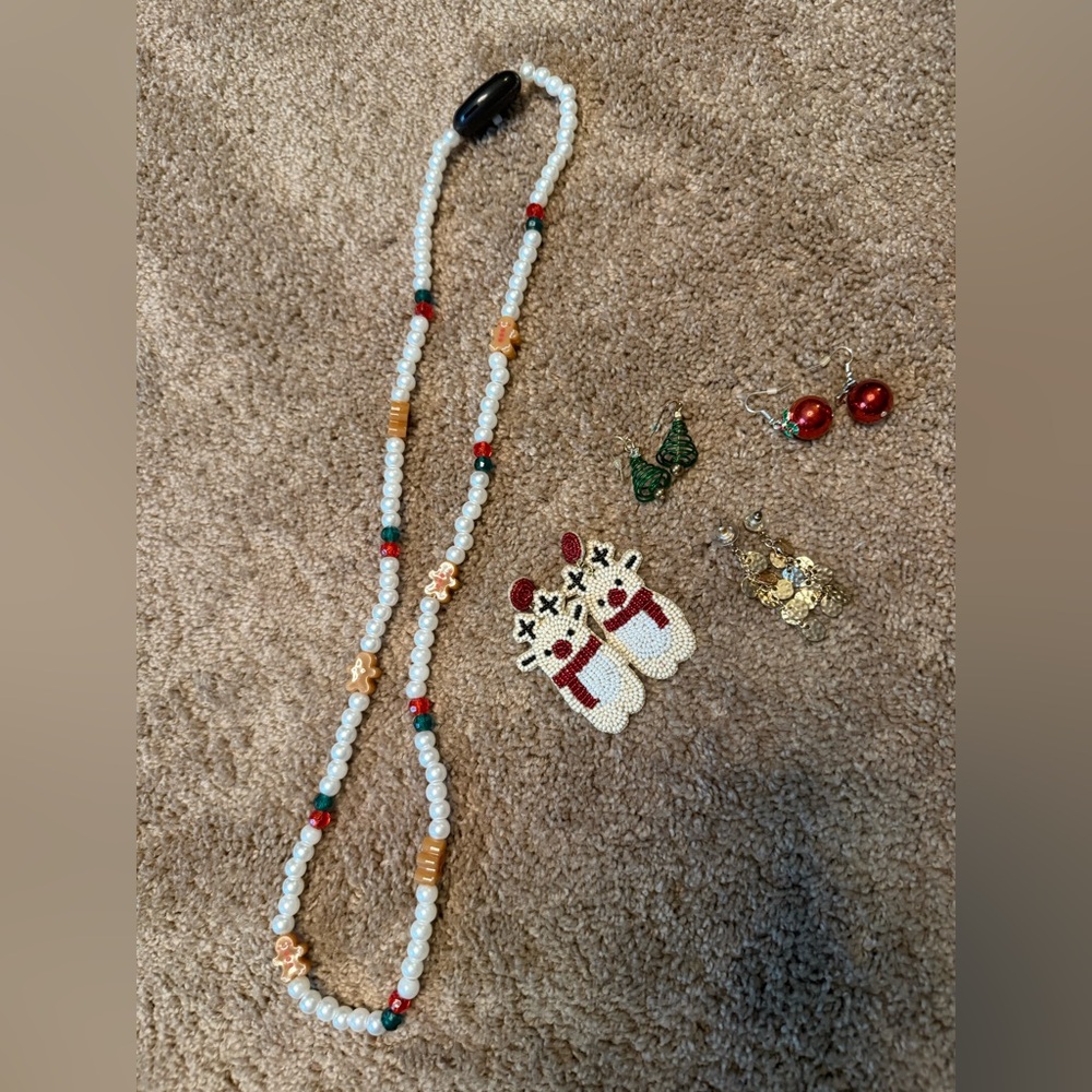 Lot of 5 pieces - Christmas jewelry - Festive light up Necklace & 4 Earrings